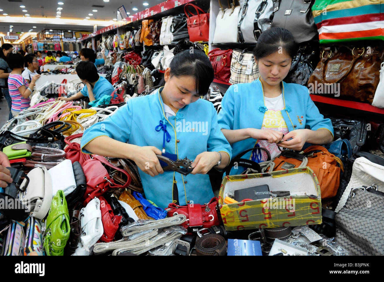 Sales onorevoli a Hong Qiao mercato delle perle a Pechino in Cina. Foto Stock