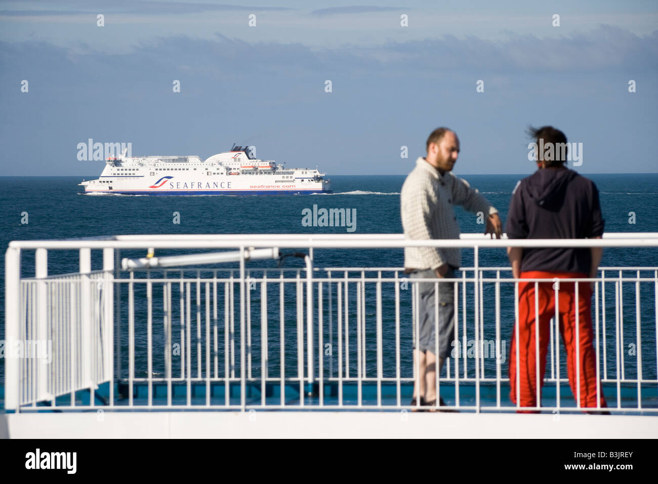 Passeggeri sui traghetti di canale, seafrance ferry in background. Foto Stock