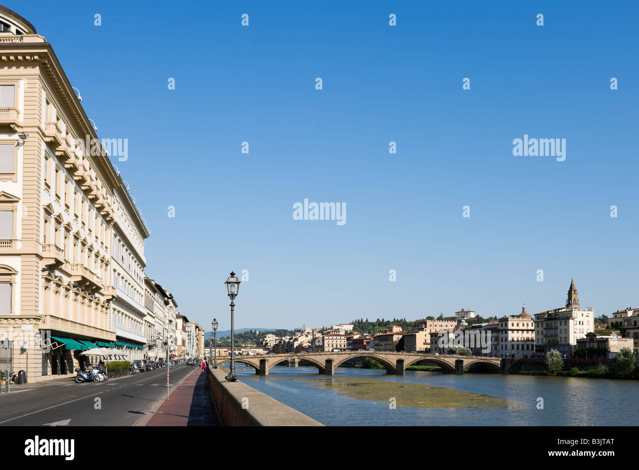 Il fiume Arno guardando verso il Ponte alla Carraia con il Ponte Vecchio in distanza, Firenze, Toscana, Italia Foto Stock