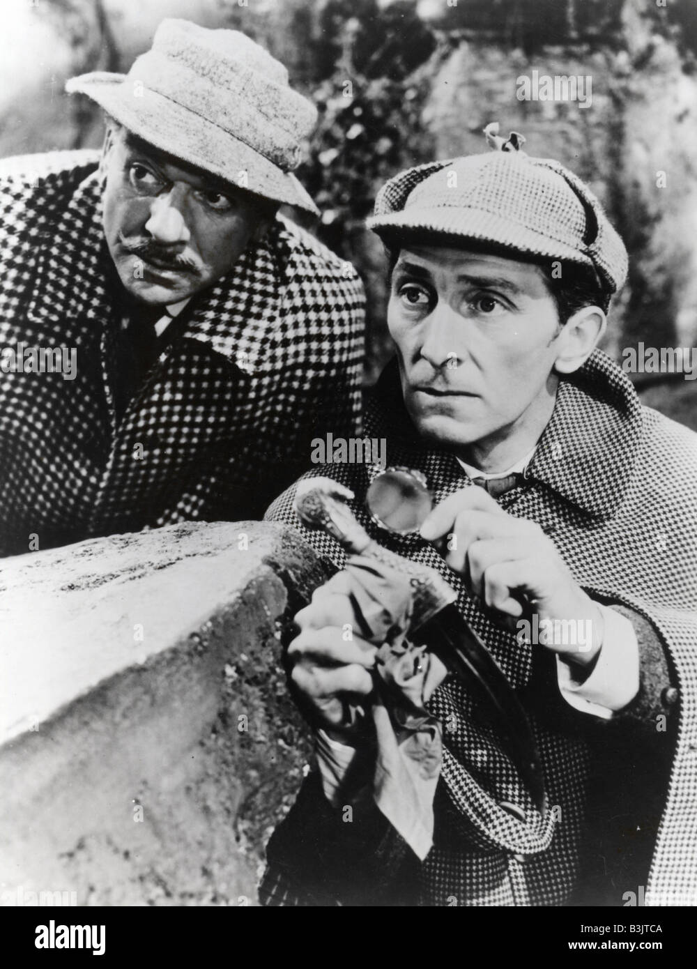 Il Segugio del BASKERVILLES 1939 TCF film con Nigel Bruce a sinistra e Basil Rathbone come Holmes Foto Stock