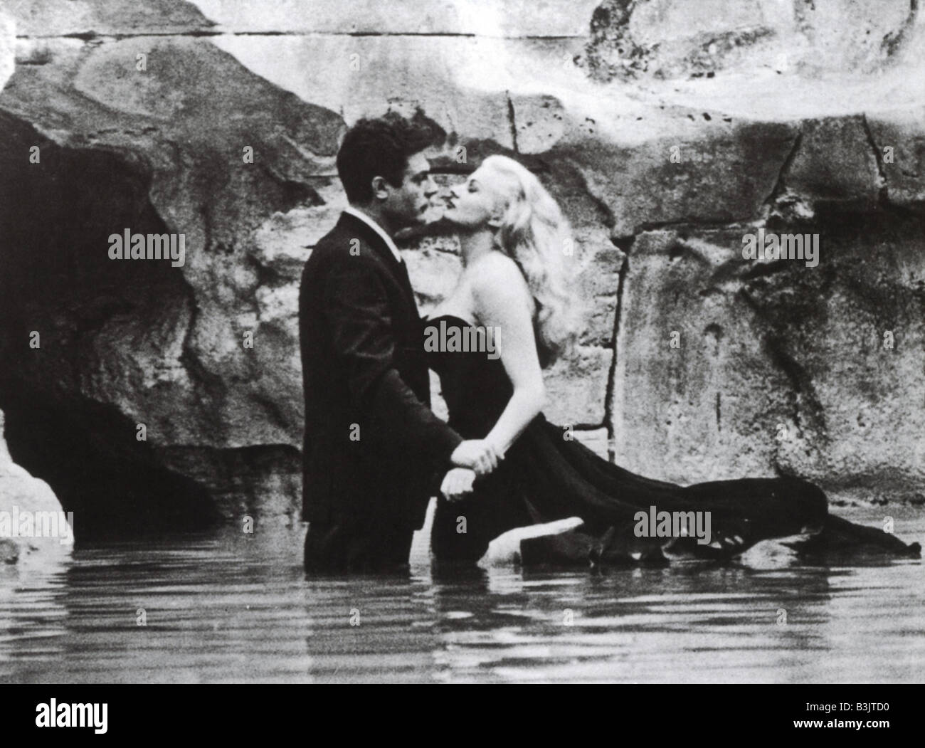 LA DOLCE VITA 1960 Riama film con Anita Ekberg e Marcello Mastroianni Foto Stock