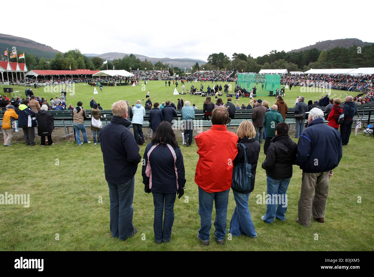 La folla a guardare il famoso Braemar Raccolta e Giochi in Aberdeenshire, Scotland, Regno Unito Foto Stock