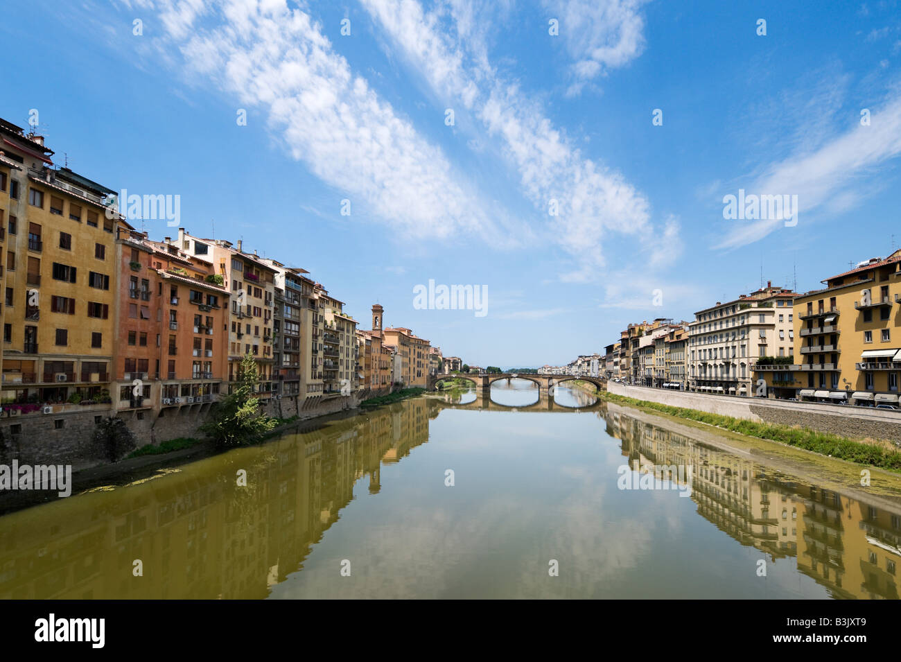 Il fiume Arno dal Ponte Vecchio, Firenze, Toscana, Italia Foto Stock