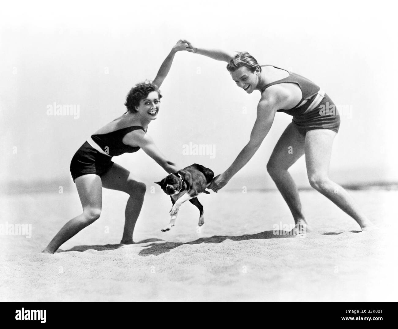 JOAN CRAWFORD e marito Douglas Fairbanks Jnr divertirsi sulla spiaggia nel 1929 Foto Stock