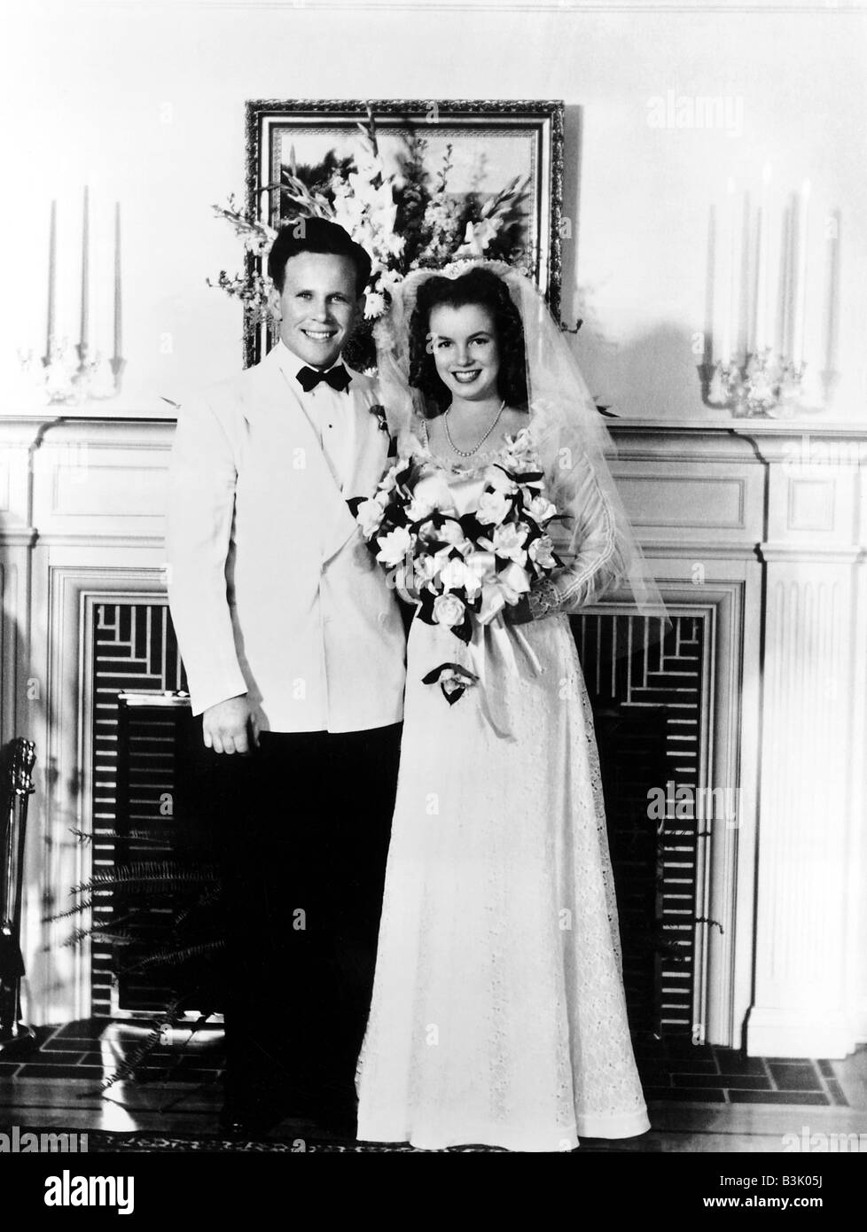 MARILYN MONROE con il primo marito Jim Dougherty il giorno delle nozze nel 1942 Foto Stock
