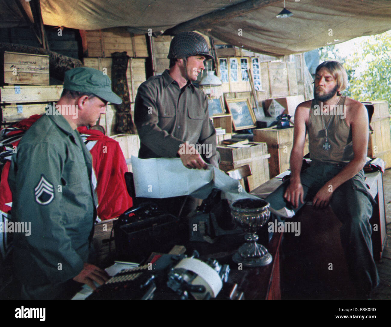 KELLY'S HEROES 1970 MGM film con Clint Eastwood centro e Donald Sutherland a destra Foto Stock