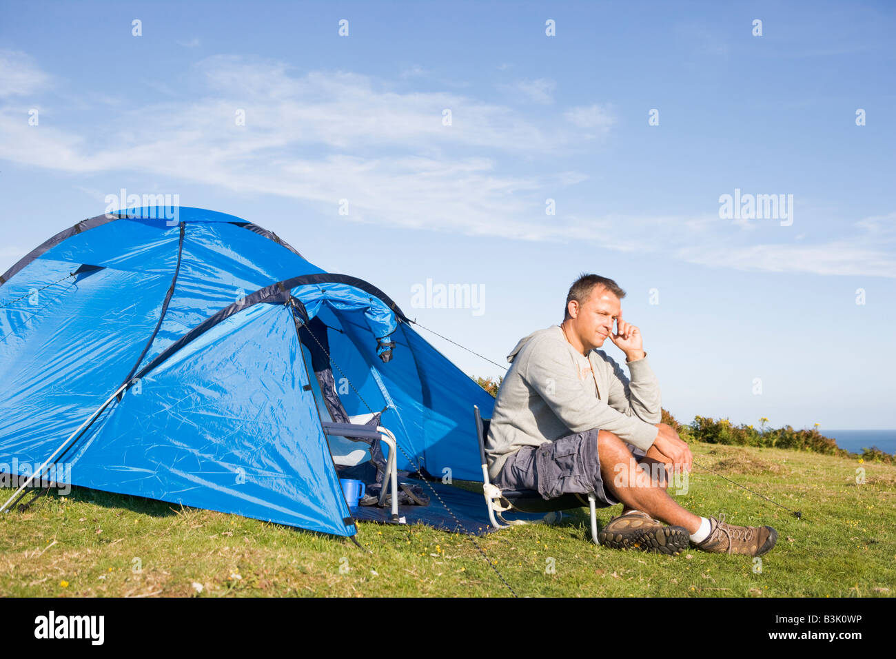 L'uomo camping all'aperto Foto Stock