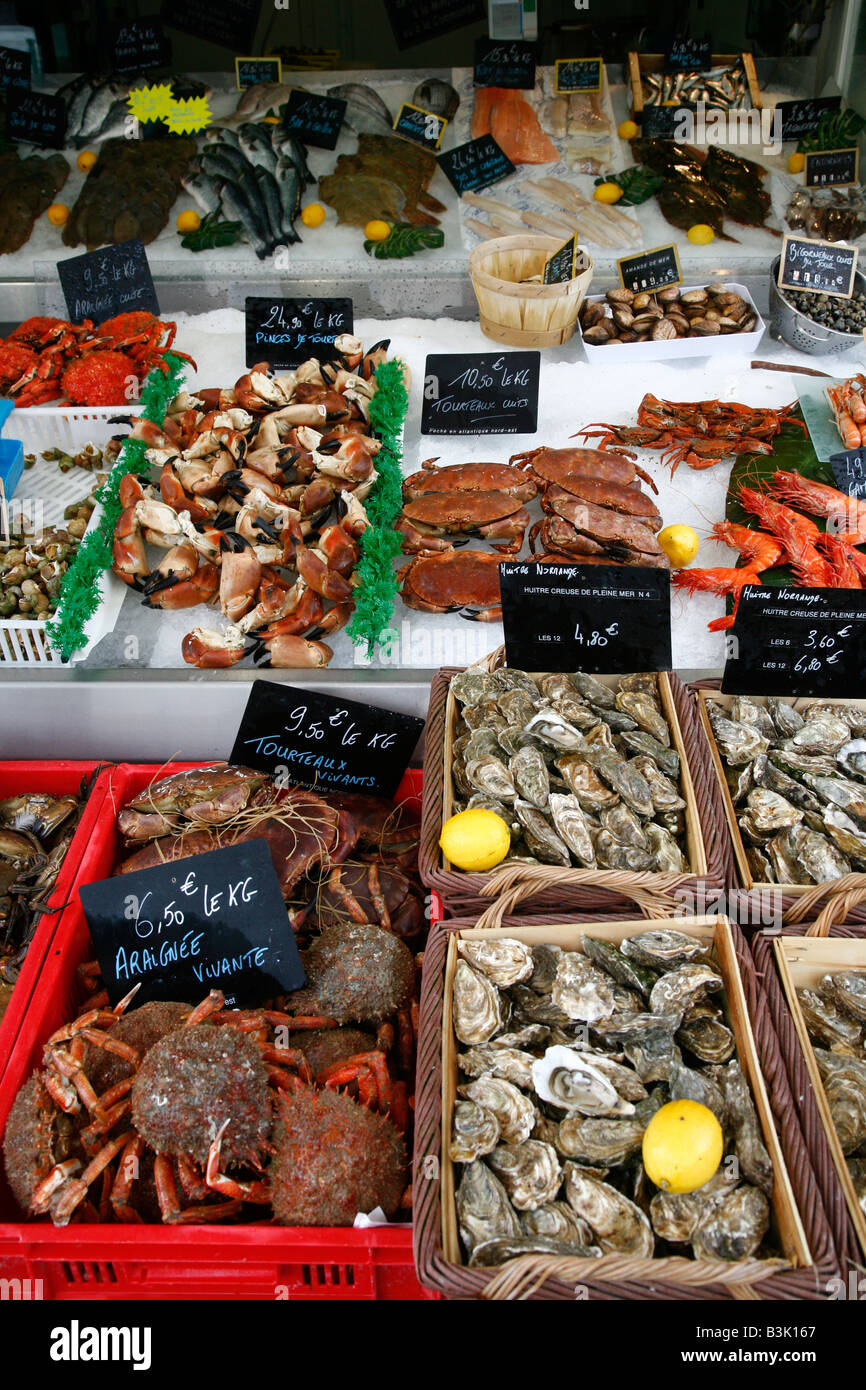 Luglio 2008 - Mare mercato alimentare da parte del porto di pesca di Trouville Normandia Francia Foto Stock