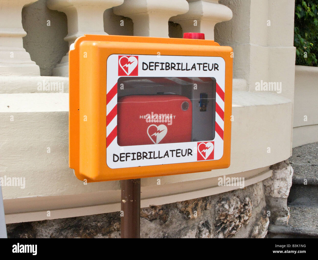 Cuore di emergenza defibrillatore kit per uso da parte del pubblico su  strade di Monte Carlo, Monaco Foto stock - Alamy