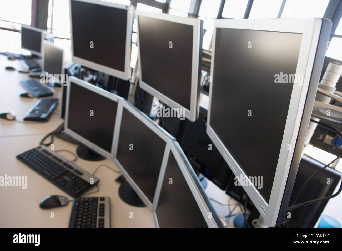 Ufficio vuoto spazio con molti monitor Foto Stock