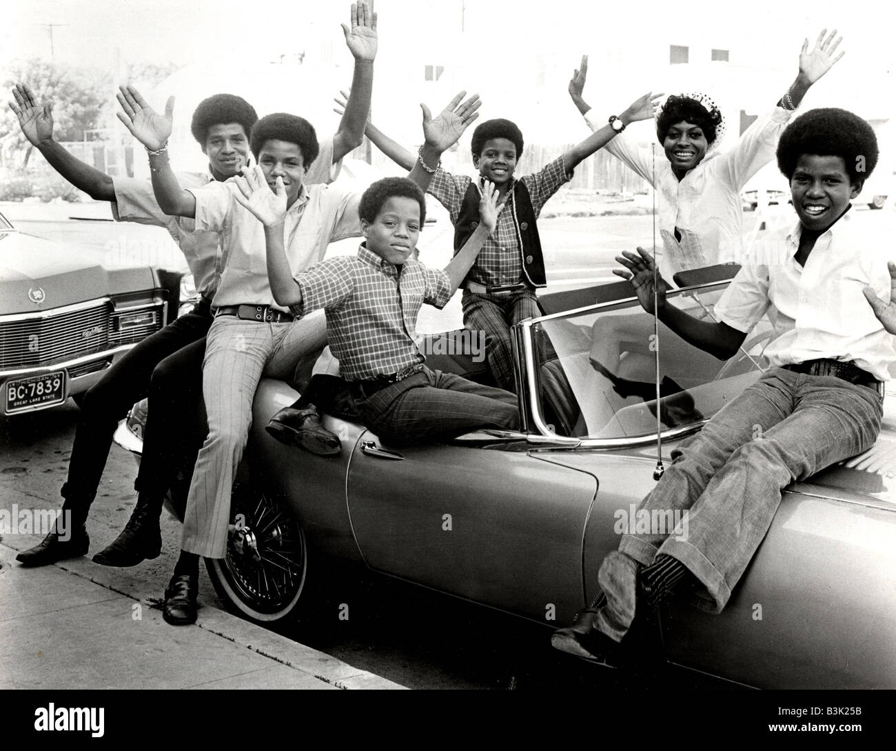 JACKSON CINQUE Motown usato Diana Ross la fama di lancio per il gruppo nel 1970 con Michael centro dietro la vettura Foto Stock