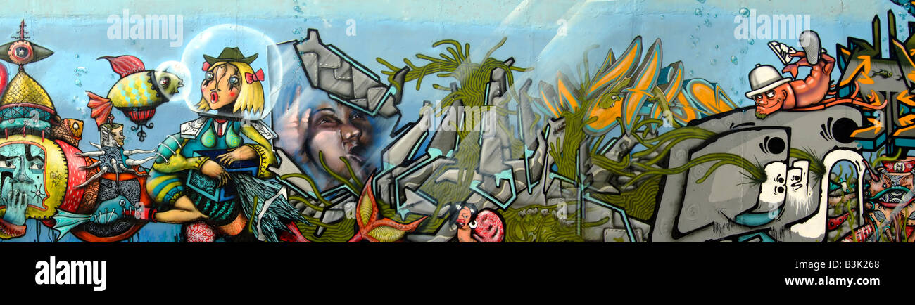 Graffiti multicolore con mostri marini sul muro di pietra (background urbano) Foto Stock