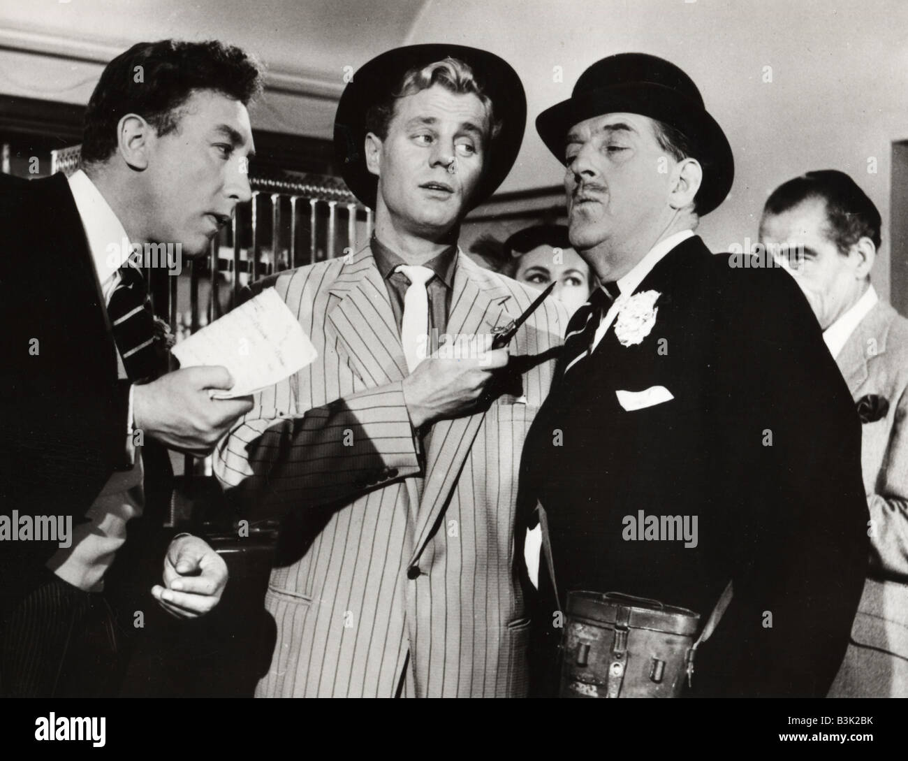 Salti di gioia 1955 Rank film con Frankie Howerd a sinistra Foto Stock