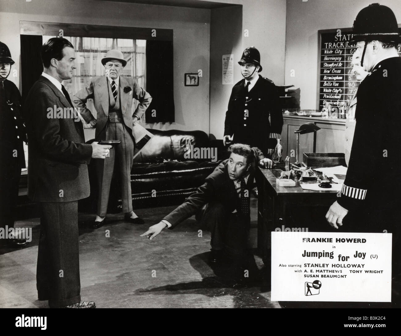 Salti di gioia 1955 Rank film con Frankie Howerd sul pavimento Foto Stock