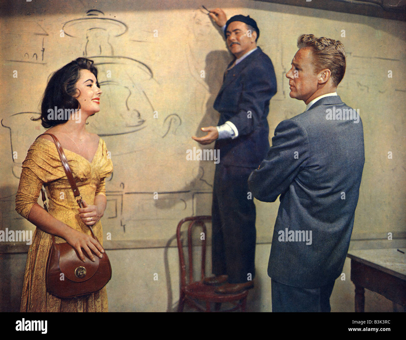 L' ULTIMA VOLTA CHE HO VISTO PARIGI 1954 MGM film con Elizabeth Taylor e Van  Johnson a destra Foto stock - Alamy