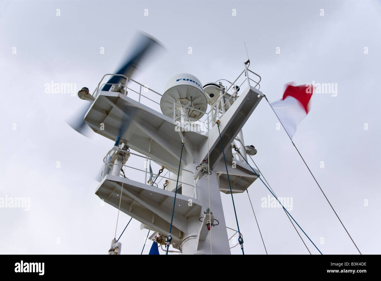 Una nave providig montante di supporto per gli scanner del radar, satellite bandiera dome drizze, della nave o a tromba fischio e luci di segnale. Foto Stock