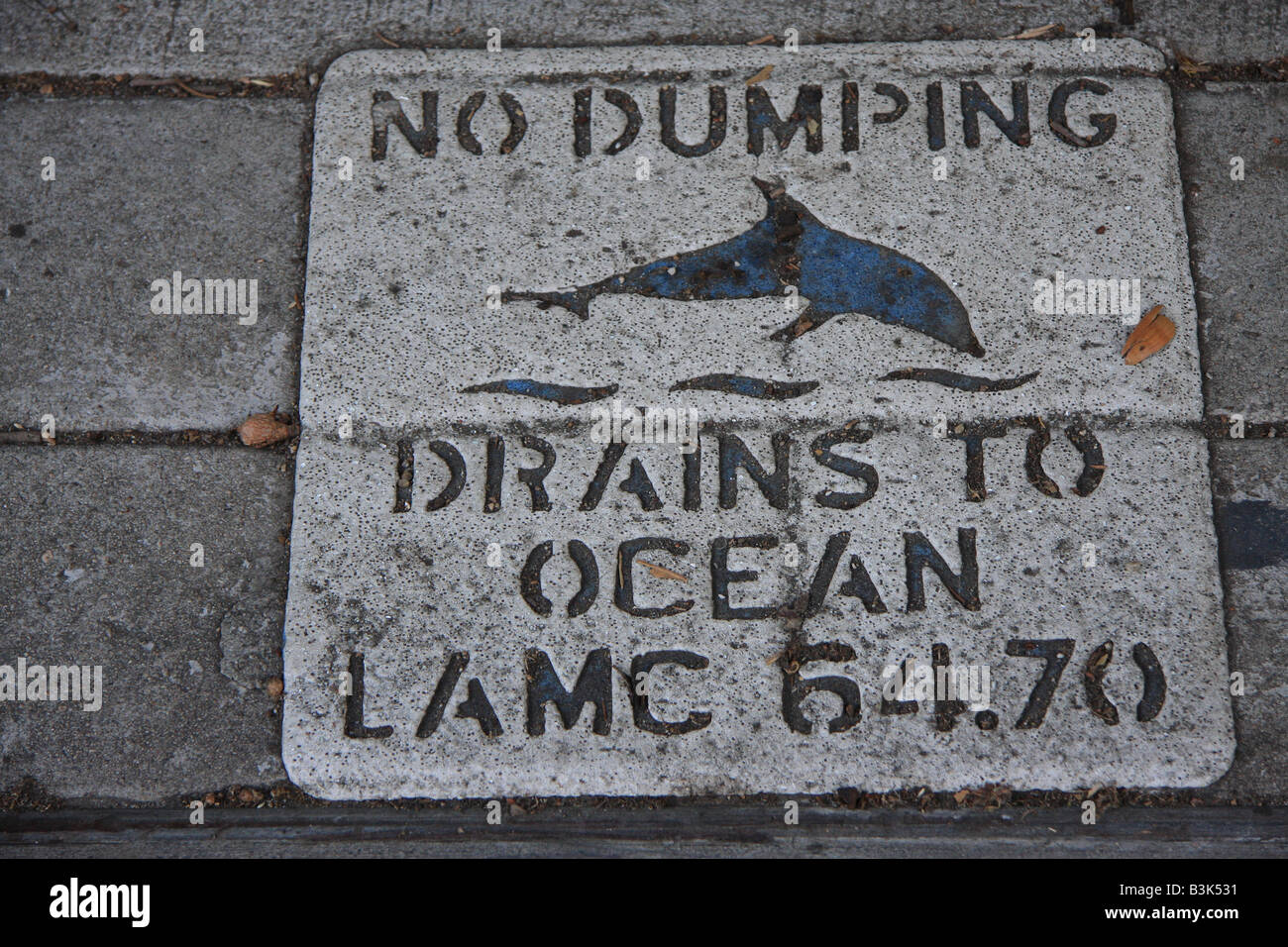 Nessun Dumping segni in tutta la California Meridionale - scaricatori di piena andare all'oceano, spesso non trattata, via fllood canali di controllo Foto Stock