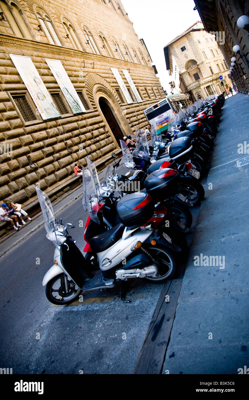 Scooter sono una forma popolare di trasporto di Italia e come tali sono dotate di speciali aree di parcheggio a Firenze Foto Stock
