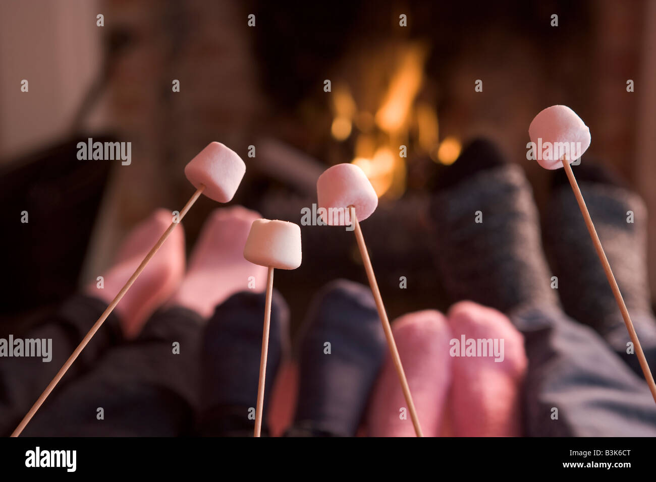 Piedi riscaldamento a camino con marshmallows su bastoni Foto Stock