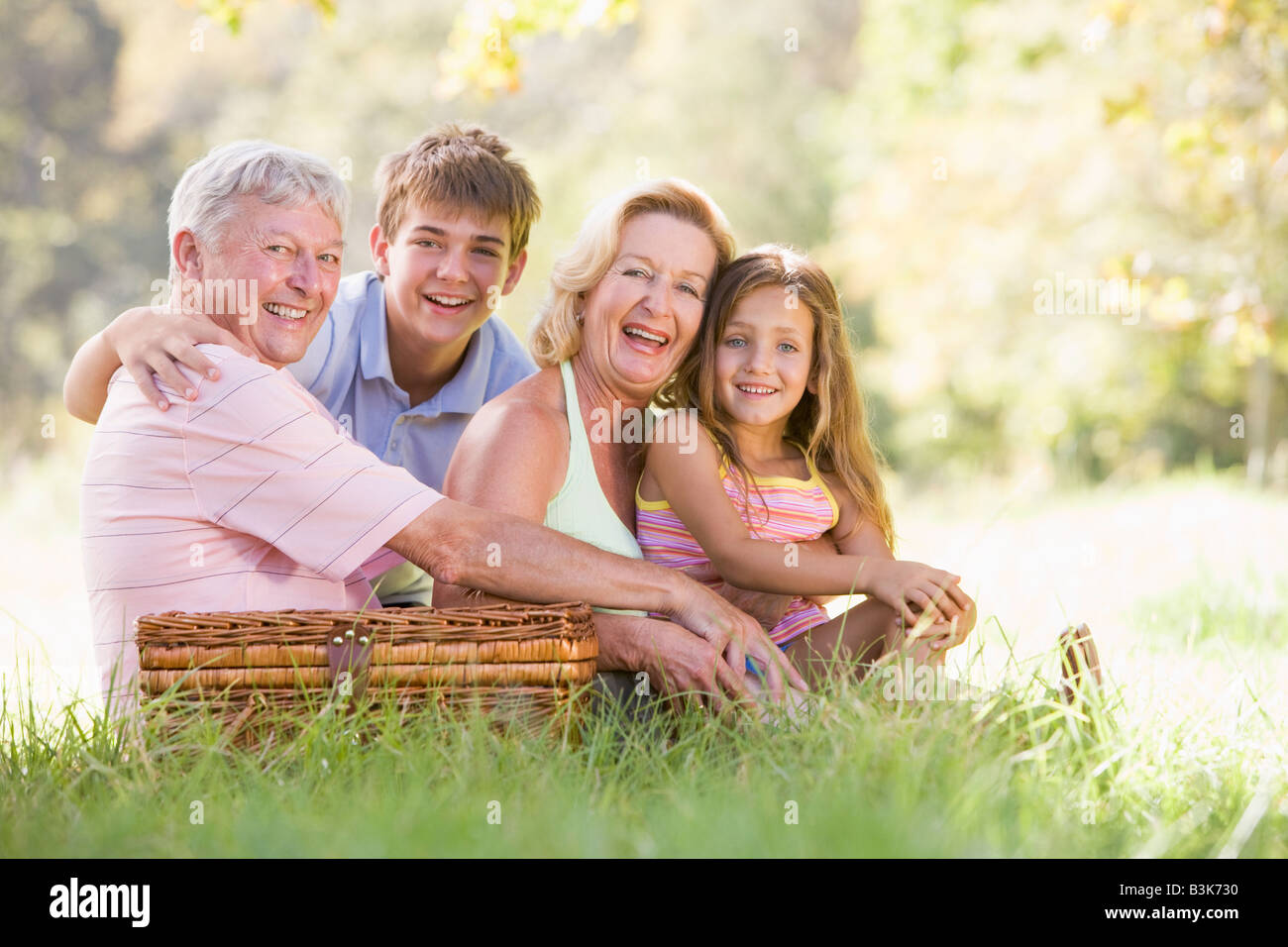 Nonni avente un picnic con i nipoti. Foto Stock