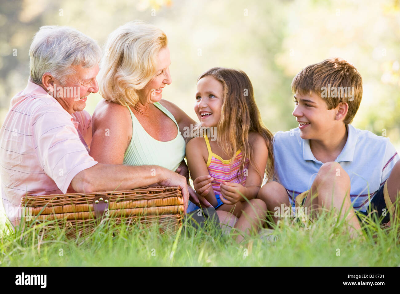 Nonni avente un picnic con i nipoti. Foto Stock