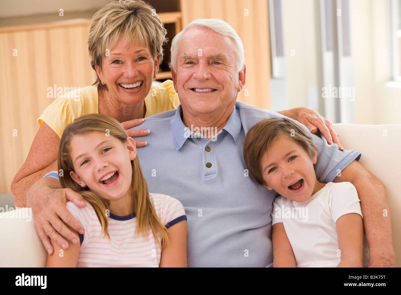 Nonni in posa con i nipoti. Foto Stock