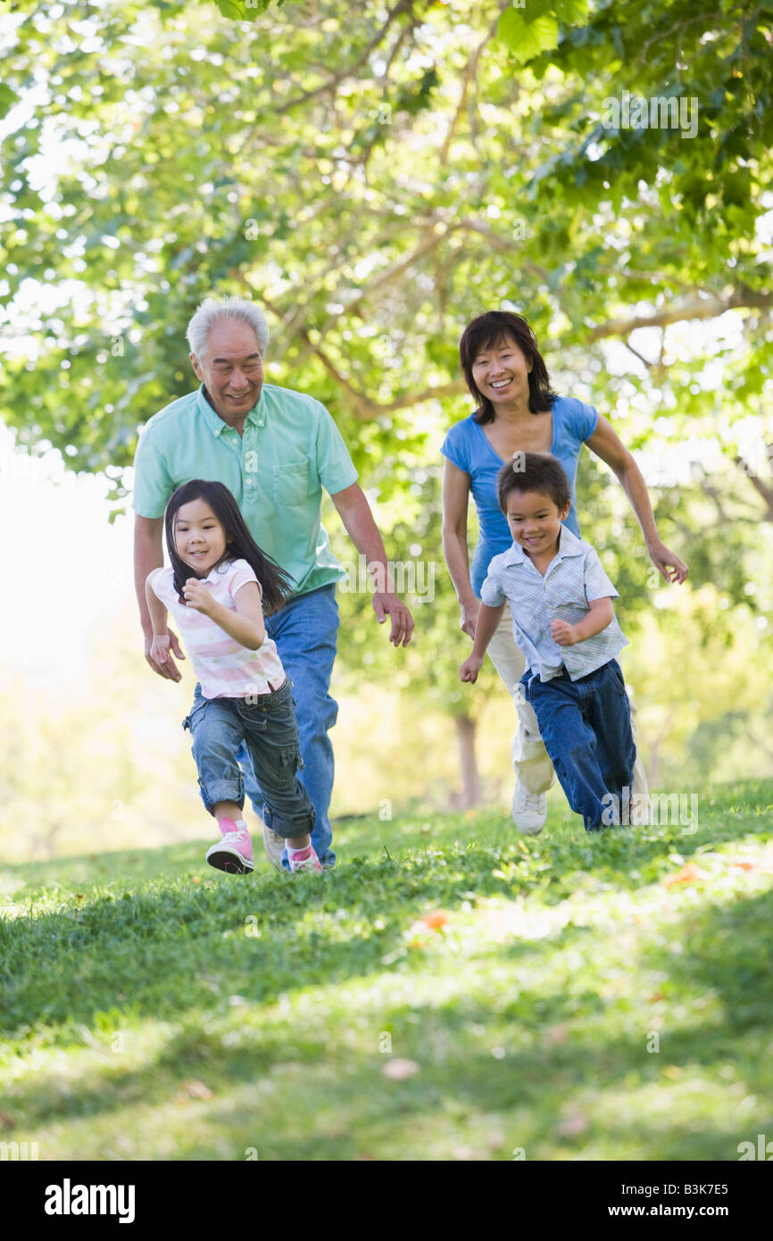 Nonni in esecuzione con i nipoti. Foto Stock