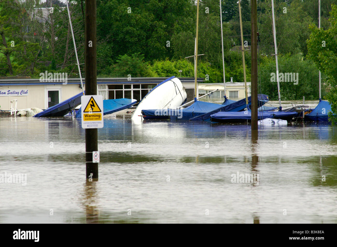 Allagata marina in barca sul fiume Severn. Evesham Foto Stock