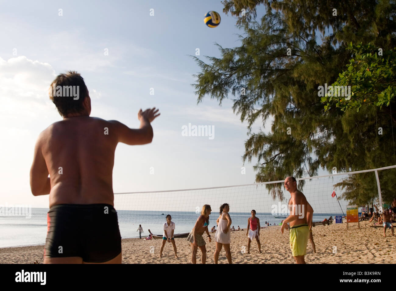 Persone che giocano a beach basketball presso una spiaggia in Ko Lanta, Thailandia. Foto Stock