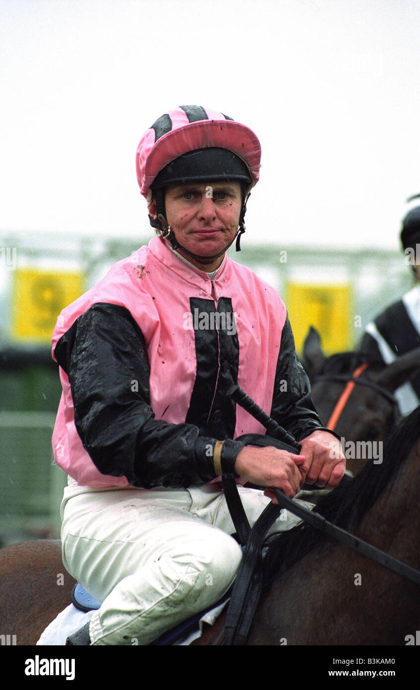Jockey Willie Carson opener con fango dopo racing a Wolverhampton Race Course Foto Stock