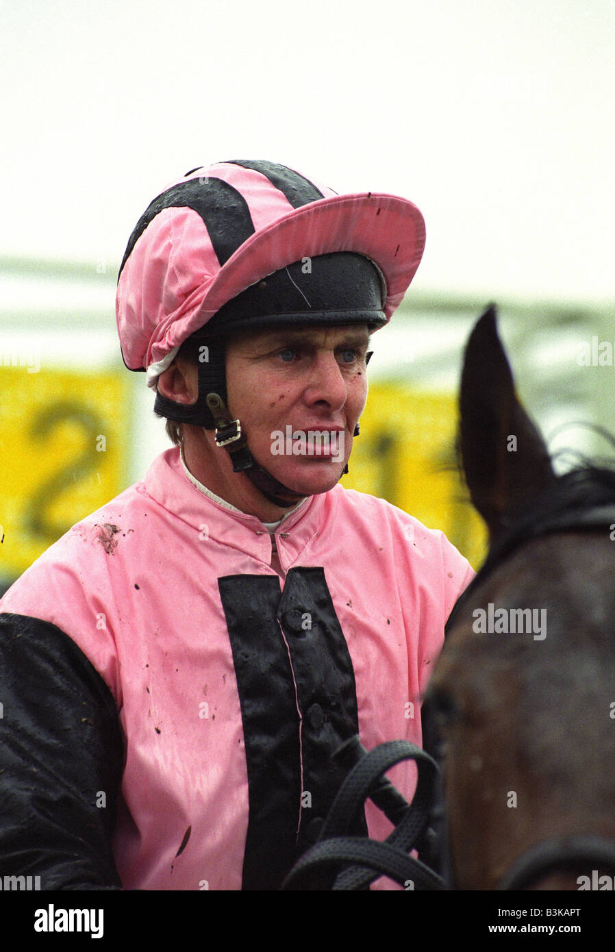 Jockey Willie Carson opener con fango dopo racing a Wolverhampton Race Course Foto Stock