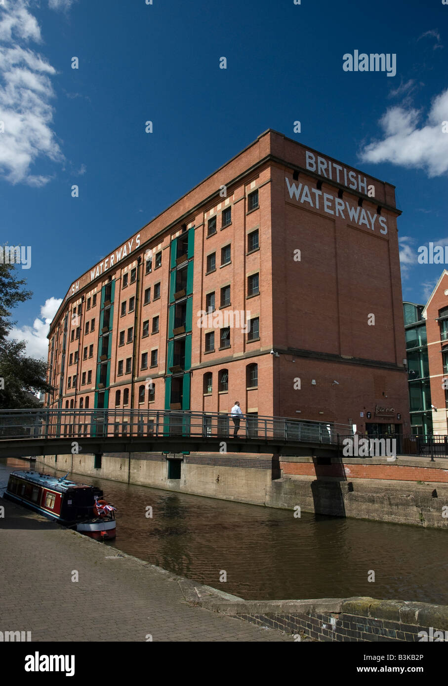 Un uomo che attraversa un ponte sul canale di Nottingham, Nottingham, Inghilterra. Foto Stock