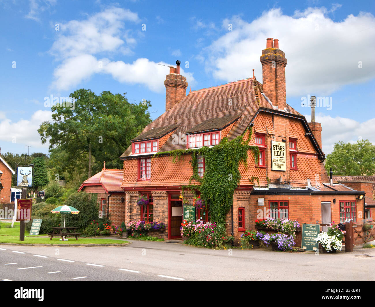Tradizionale pub di campagna inglese a Burwell, Lincolnshire, Inghilterra Regno Unito - il pub del villaggio Stags Head Foto Stock