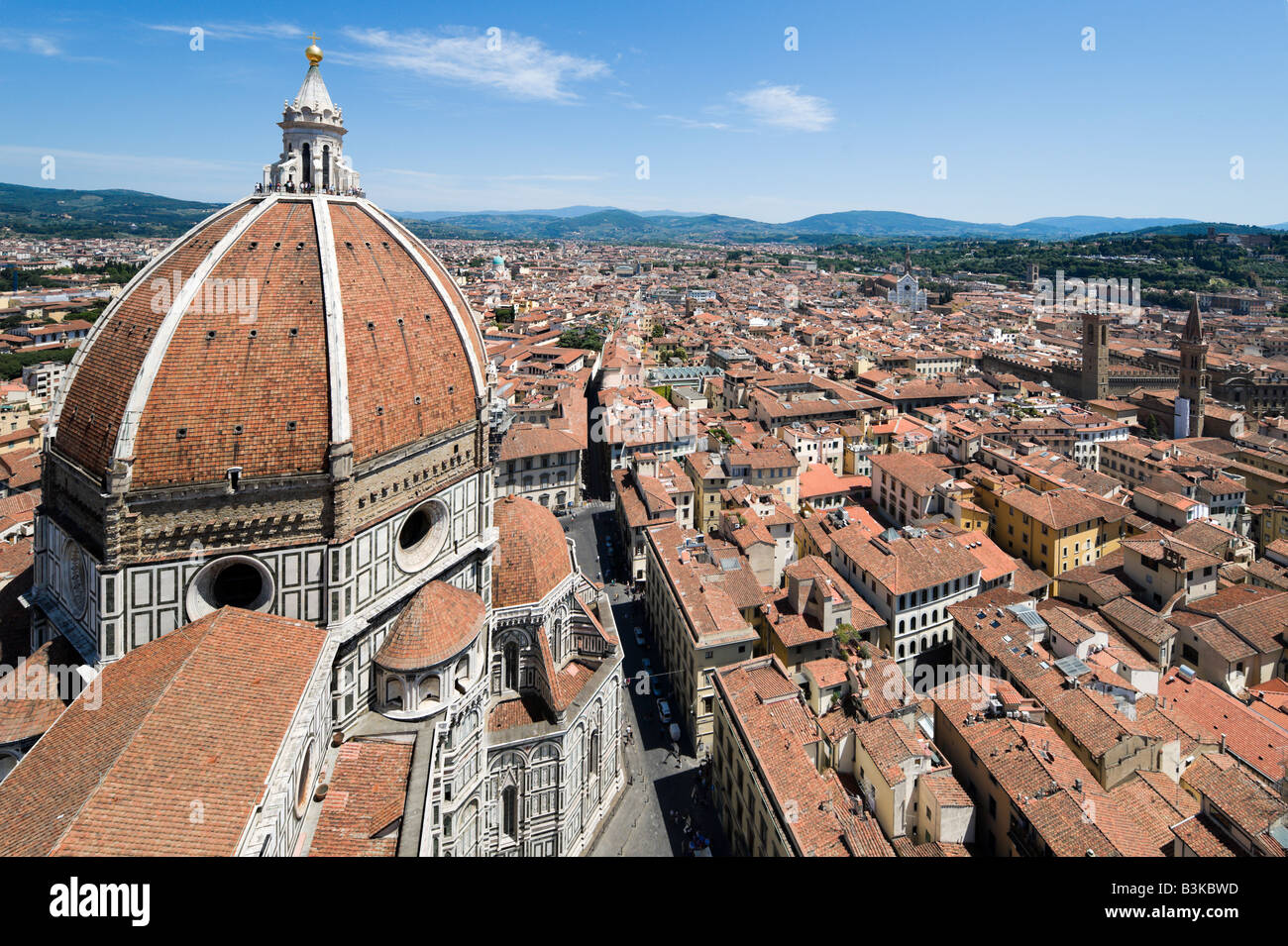 Vista della cupola della Basilica di Santa Maria del Fiore (il Duomo), dal Campanile, Firenze, Toscana, Italia Foto Stock