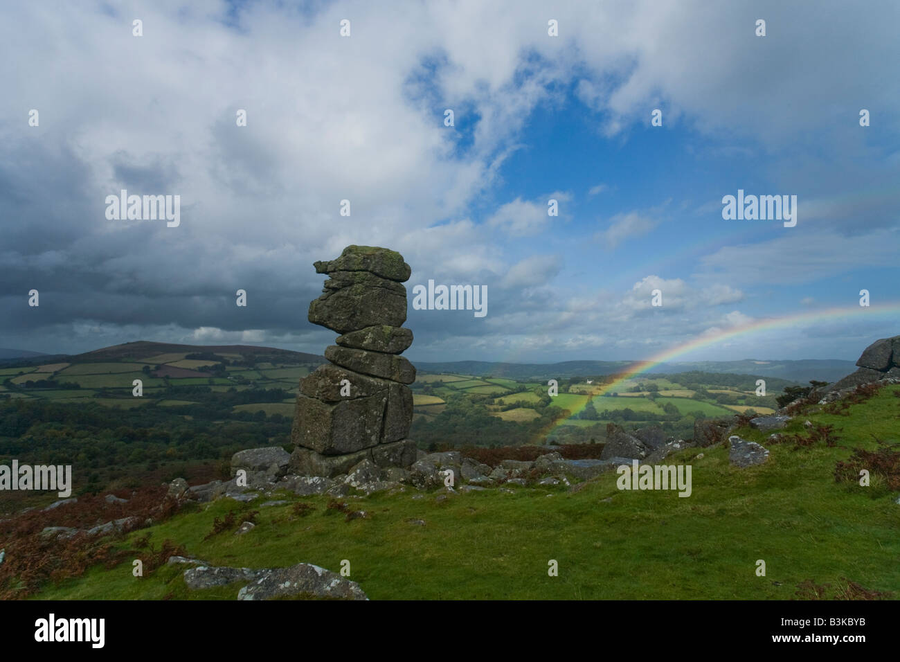 Bowermans naso con arcobaleno su un estati tempestoso giorno Dartmoor Devon England Regno Unito GB Gran Bretagna Isole britanniche in Europa Foto Stock