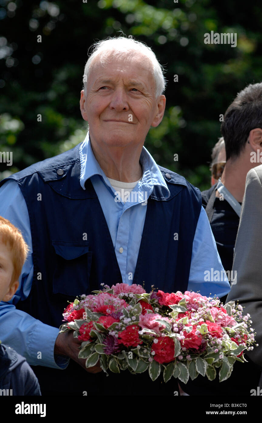 Tony Benn stabilisce una corona di fiori sulla tomba di James Hammett al Tolpuddle martiri Sindacato Rally, Dorset, Gran Bretagna, Regno Unito Foto Stock