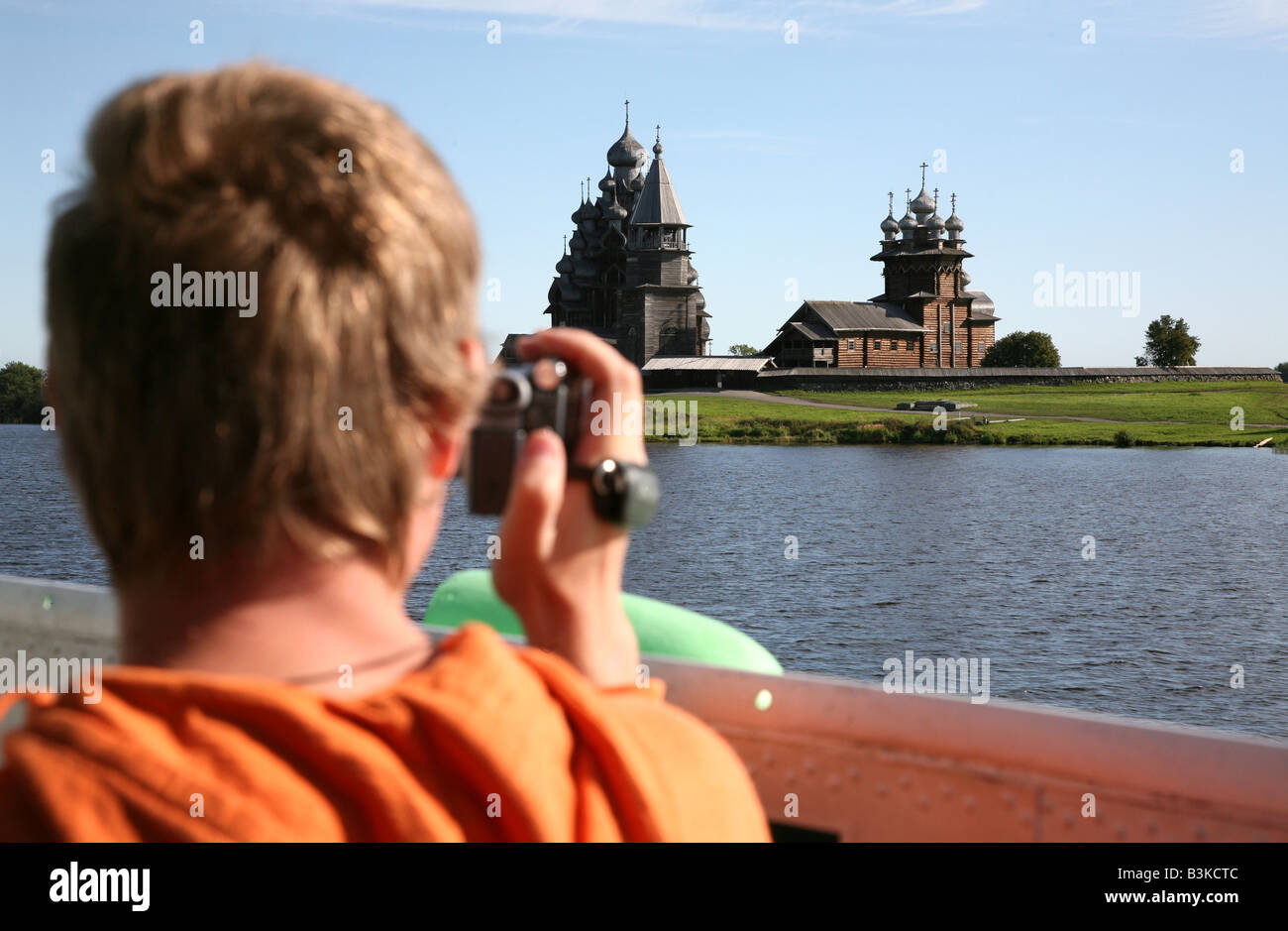 Tourist riprese video di Kizhi Pogost dalla barca sul Lago Onega in Carelia, Russia Foto Stock