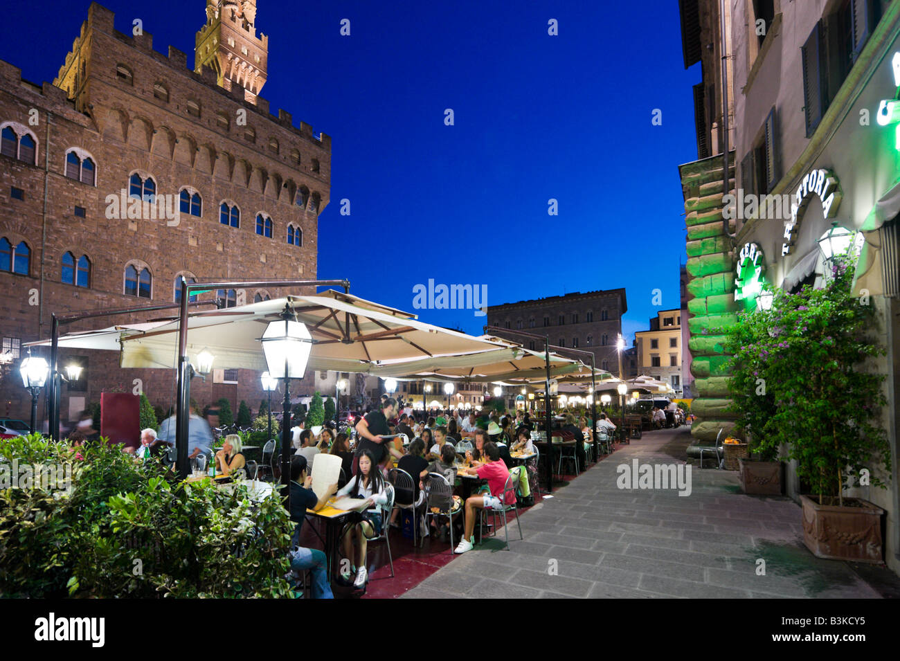 Ristorante di notte davanti a Palazzo Vecchio in Piazza della Signoria, Firenze, Toscana, Italia Foto Stock