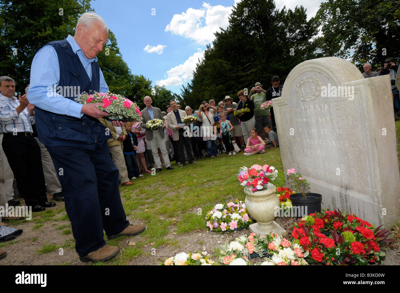 Tony Benn stabilisce una corona di fiori sulla tomba di James Hammett al Tolpuddle martiri Sindacato Rally, Dorset, Gran Bretagna, Regno Unito Foto Stock