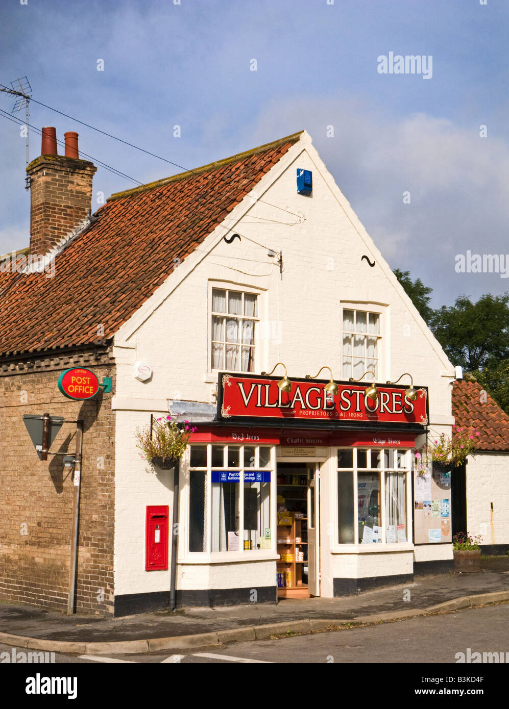 Angolo tradizionale shop Post Office e il villaggio negozio in Inghilterra REGNO UNITO Foto Stock