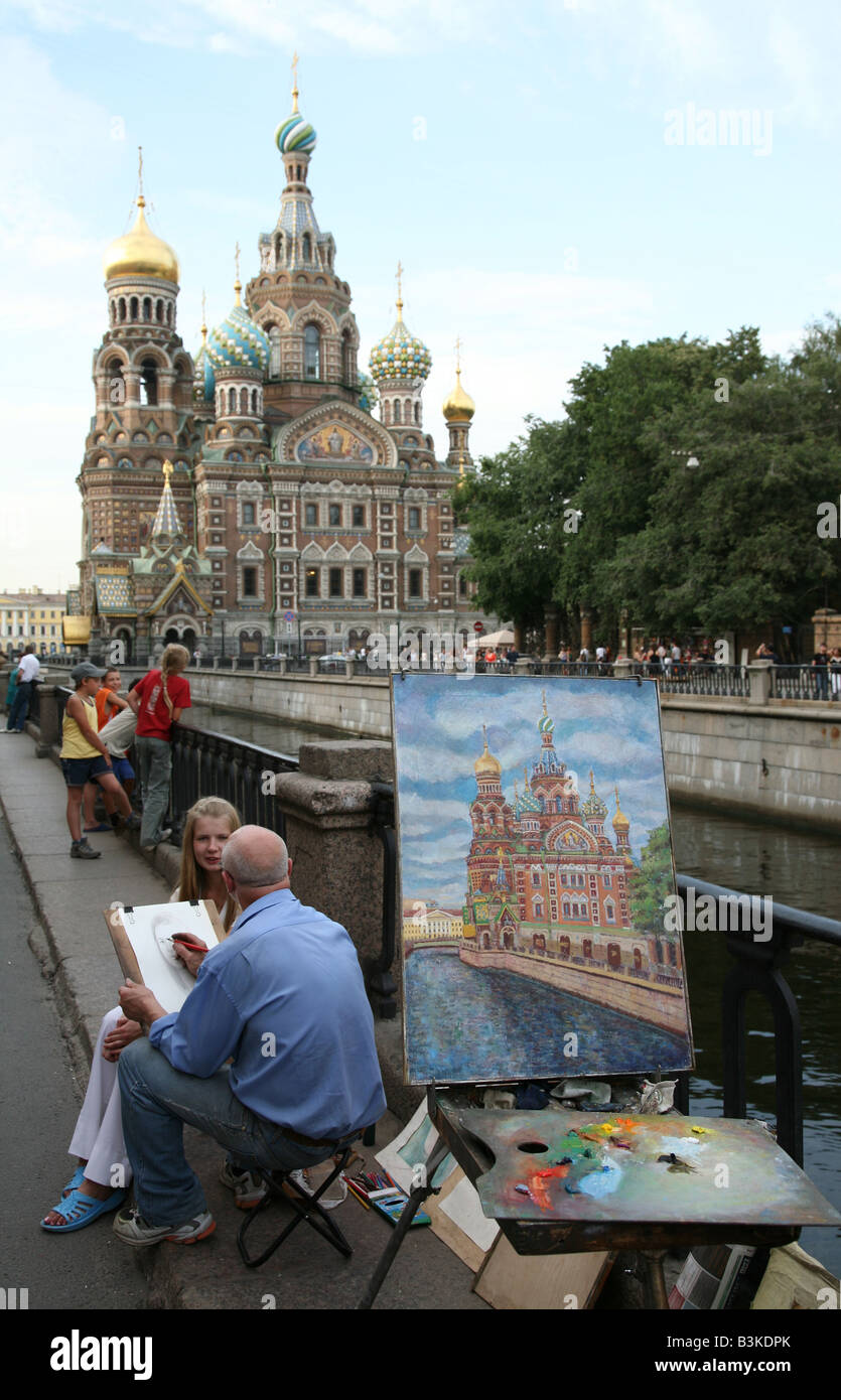 L'artista di strada attira il ritratto di fronte alla Chiesa del Salvatore sul Sangue versato a San Pietroburgo - Russia Foto Stock