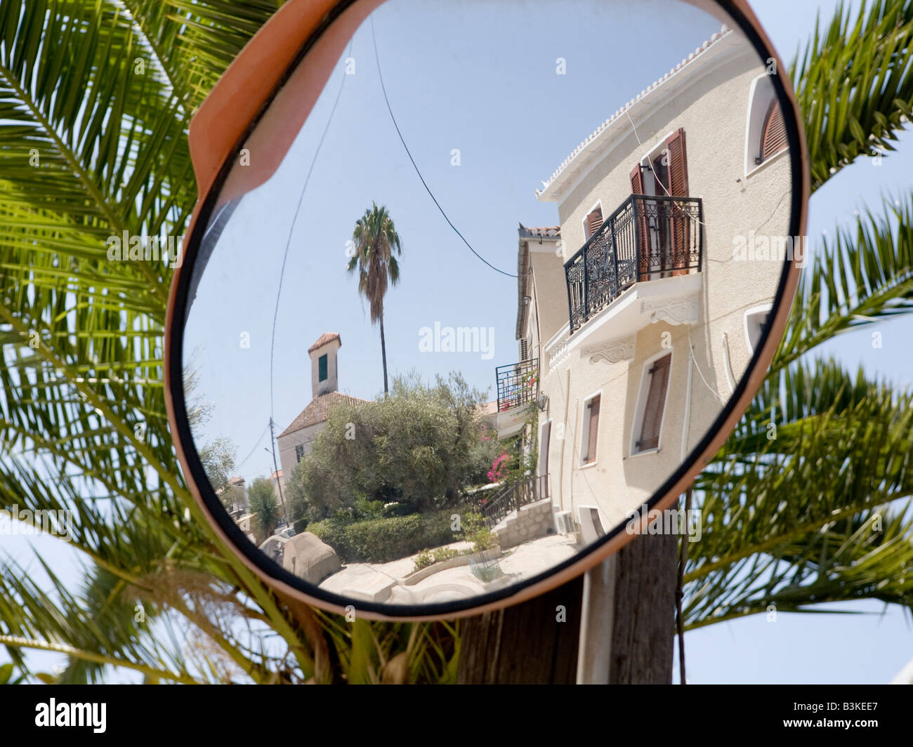 La sicurezza stradale specchio da un albero di Palma Spetses Isole Greche Hellas Foto Stock