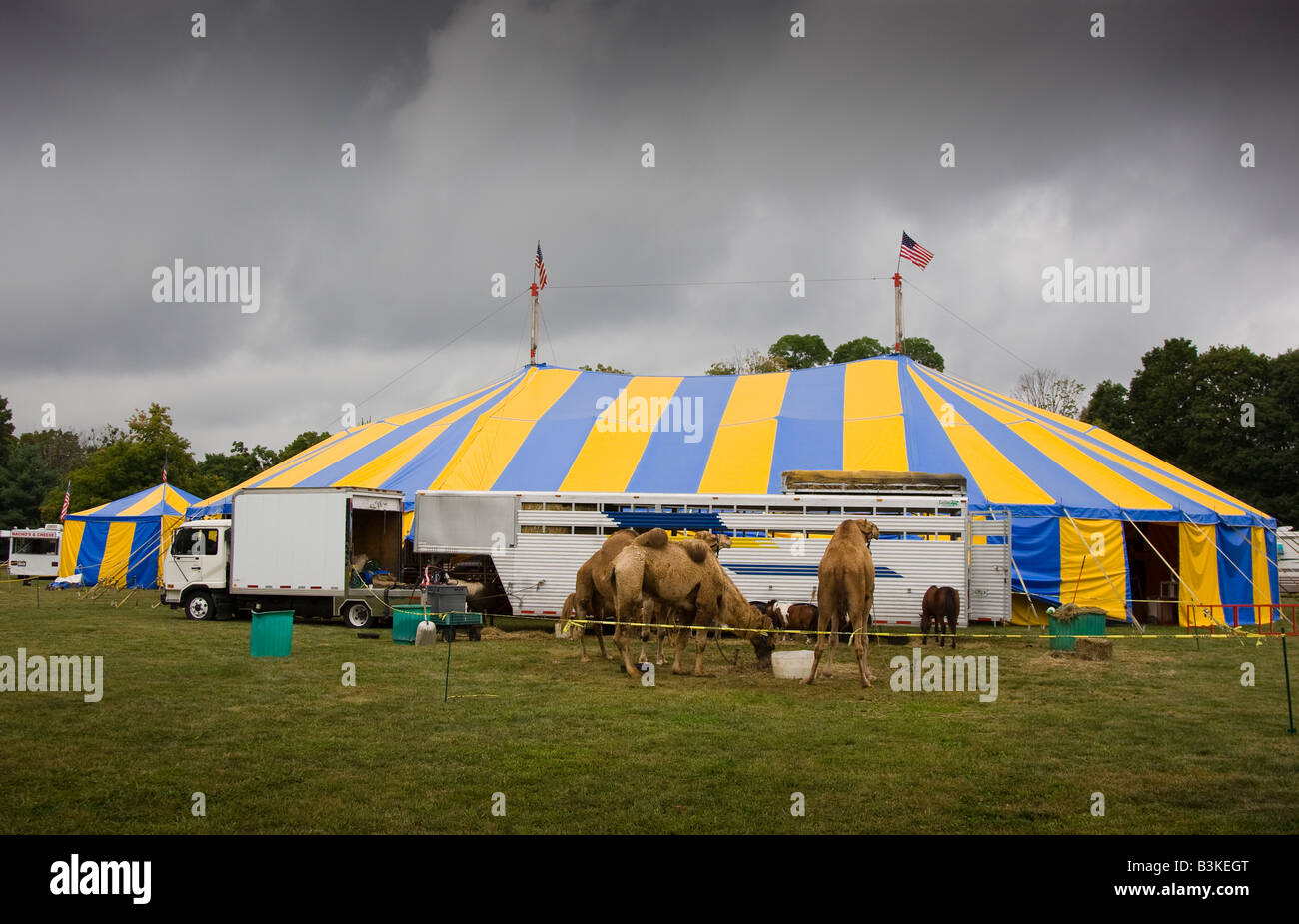 Tendoni da circo e un cielo tempestoso Foto Stock