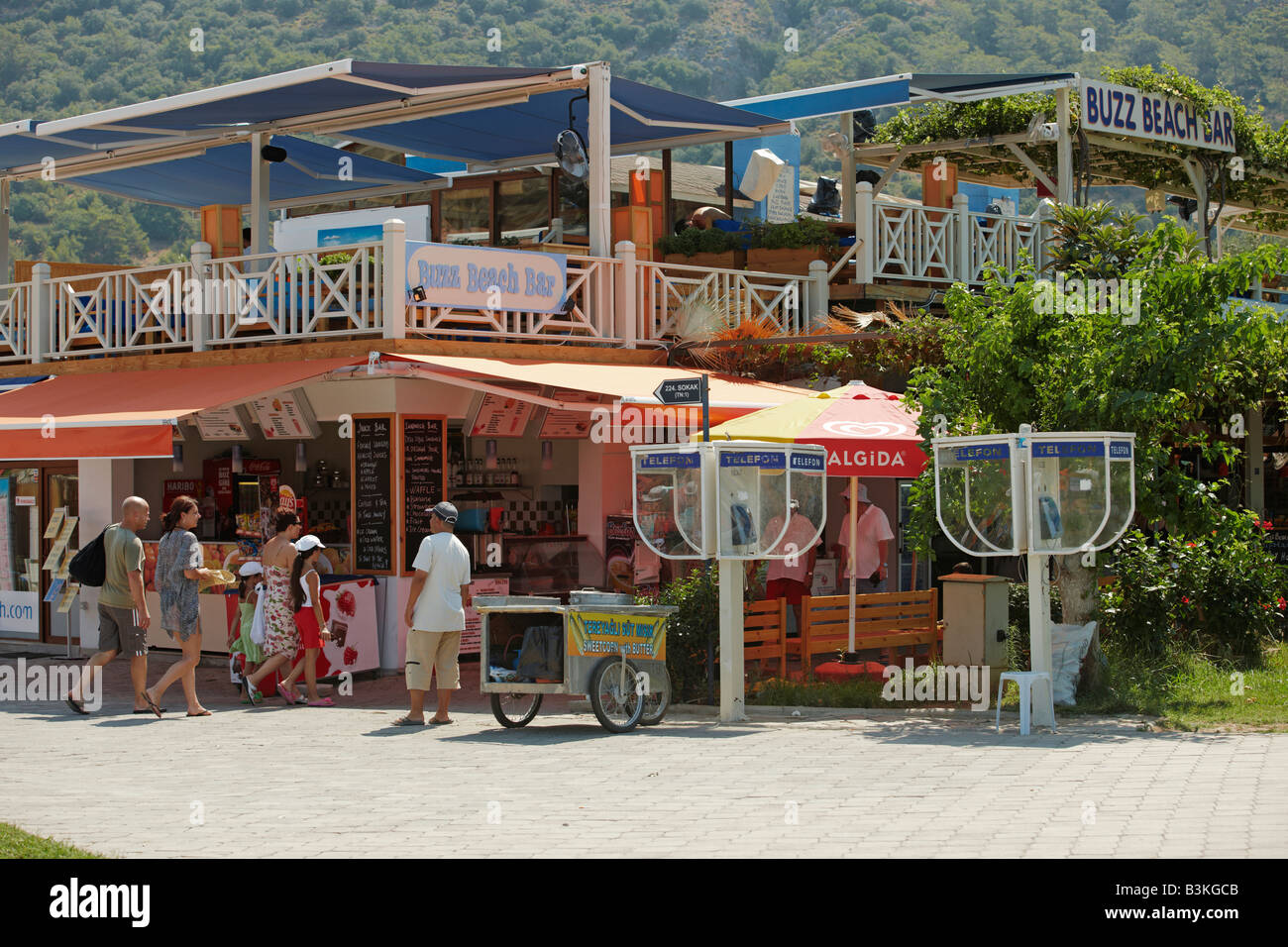 Molto popolari Buzz Bar nel villaggio di Oludeniz. Provincia di Mugla, Turchia. Foto Stock