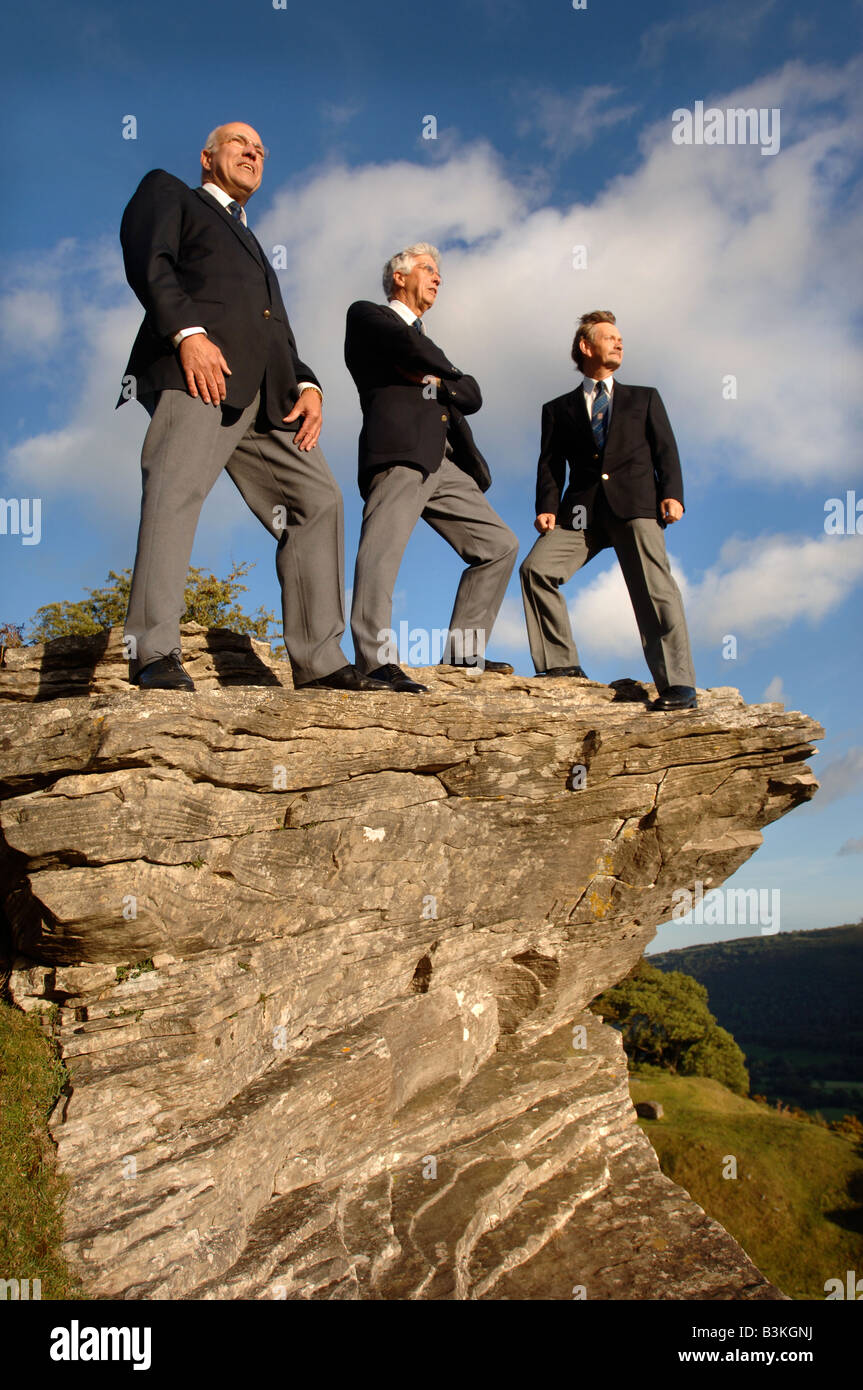 Tre membri del maschio FRONCYSYLLTE VOICE CHOIR guardare attraverso la Vale of Llangollen vicino Wrexham North Wales UK SEP 2007 Foto Stock
