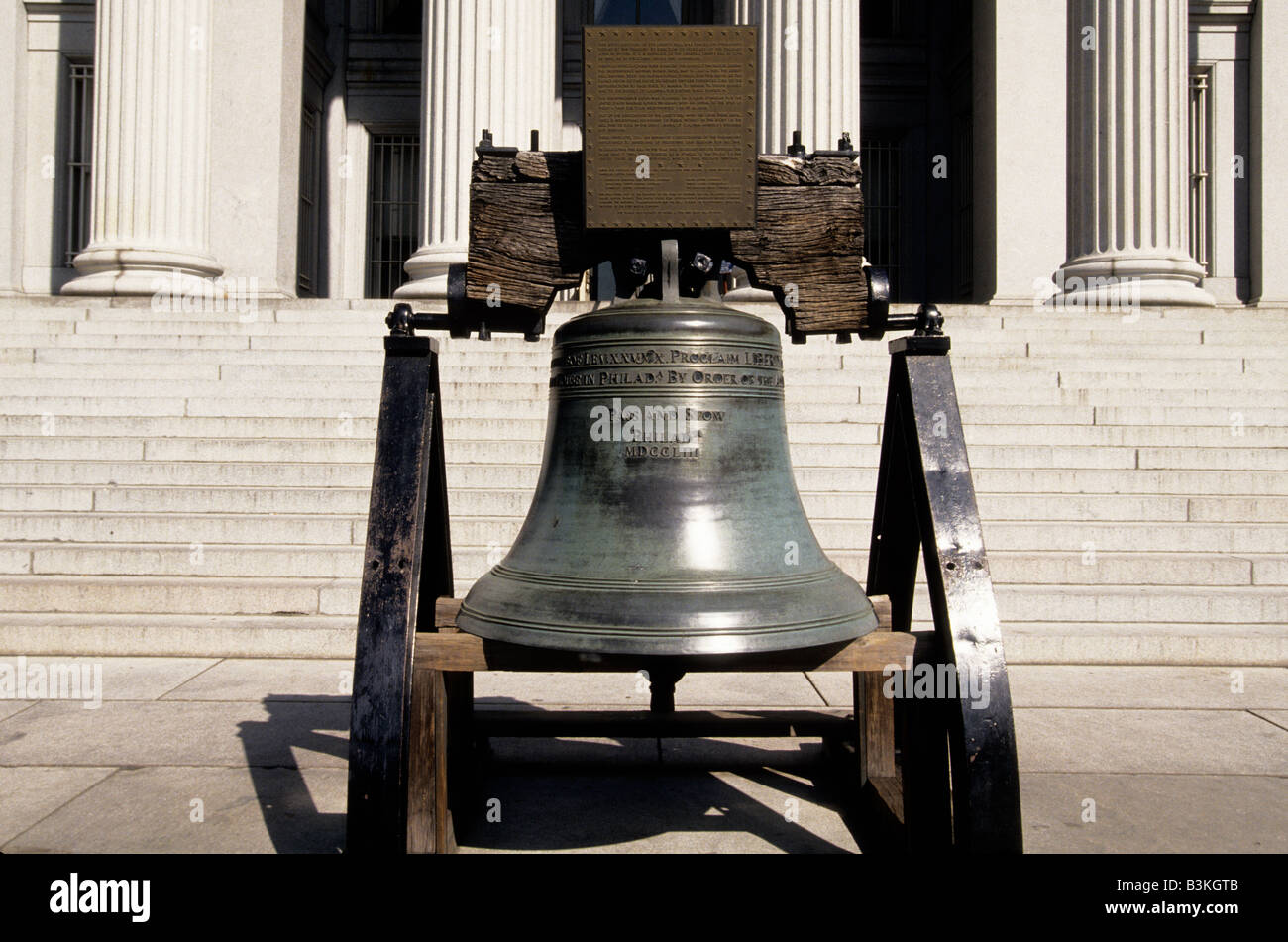 Stati Uniti Washington DC il Dipartimento del Tesoro e Costruzione Liberty Bell e la replica Foto Stock