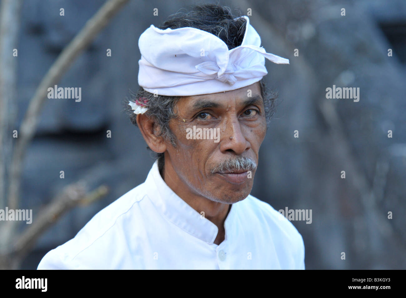 Manco la benedizione delle persone in lutto, effettuando il rituale finale nel ciclo di vita e di morte, bali credenza indù , kusamba , bali Foto Stock