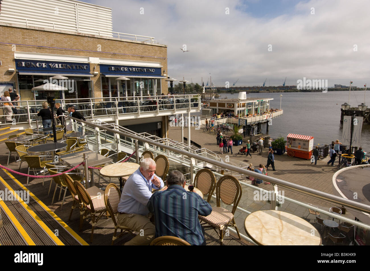 Persone cafe bar ristoranti su Mermaid Quay per la Baia di Cardiff Wales UK, pomeriggio estivo Foto Stock