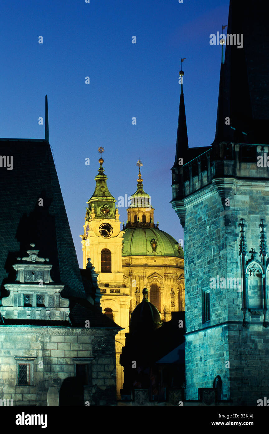 La Chiesa di San Nicola in Piazza della Città Vecchia di notte Praga Repubblica Ceca Europa Foto Stock