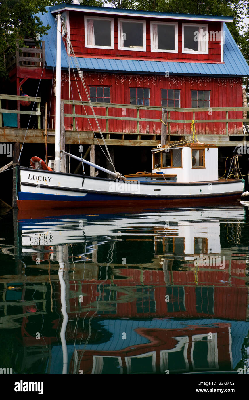 Vecchia barca in Halibut Cove Kachemak Bay nei pressi di Homer Alaska Foto Stock